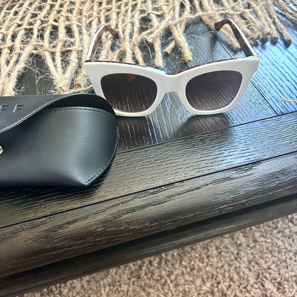 Diff Kaia White Sunglasses with Black Case nwot